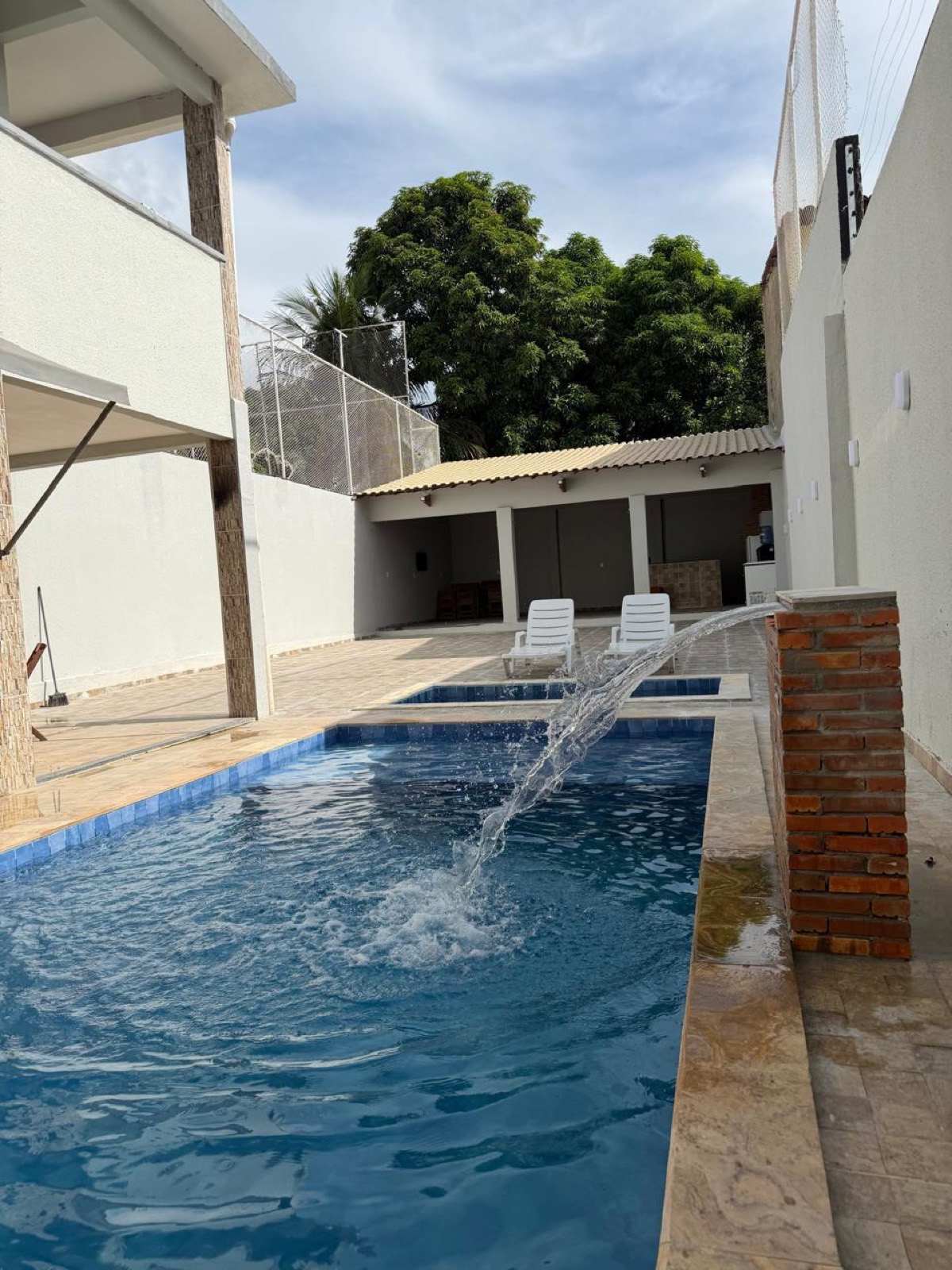 Piscina com cascata